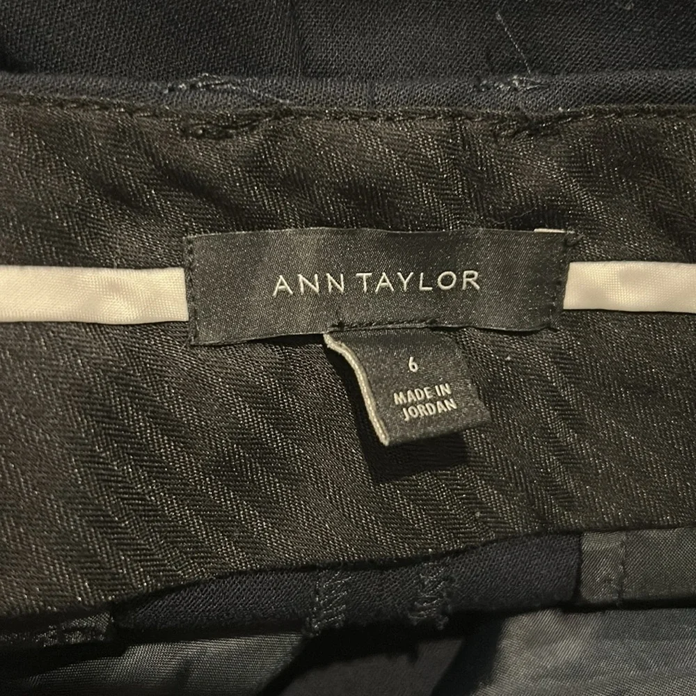 ANN TAYLOR navy cropped dress pants